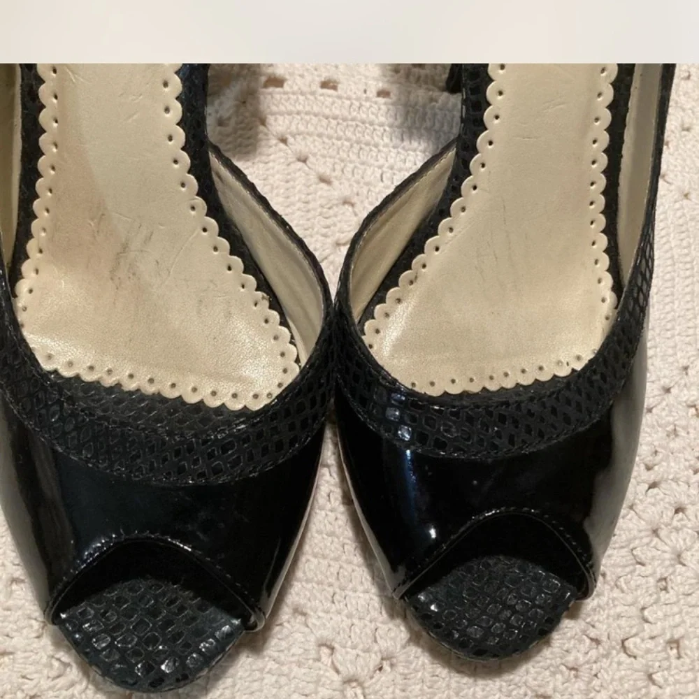 BCBG 2.5” black leather heels shoes size 7.5 like new